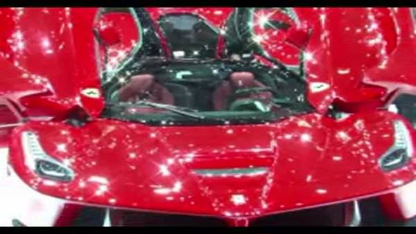 Ferrari yeni süper otomobilini tanıttı!