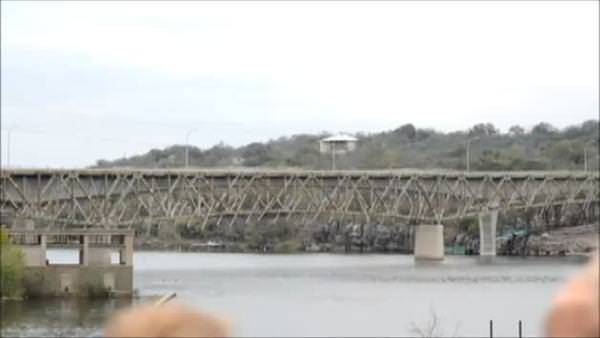 77 yıllık köprü saniyeler içinde çöktü