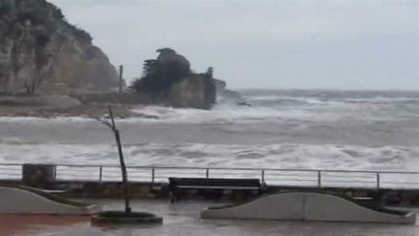 Fırtına nedeniyle dalgalar 7 metreye ulaştı