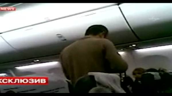 Sarhoş yolcu uçağı birbirine kattı