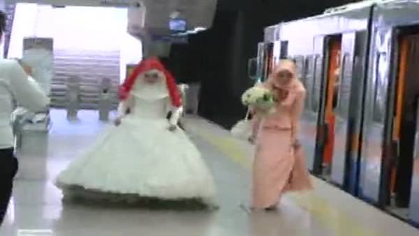 Düğünlerine tramvay ile yetiştiler
