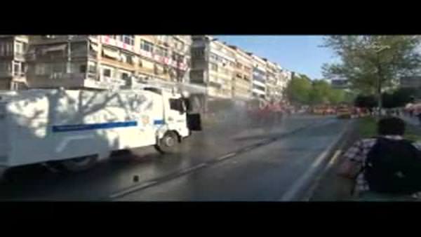 Polise kaldırım taşlarıyla saldırdılar