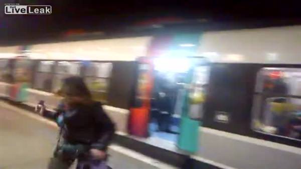 Metrodaki kadını tekmeyle dışarı attılar