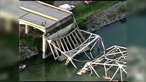ABD'de köprü çöktü: Araç ve insanlar nehre düştü
