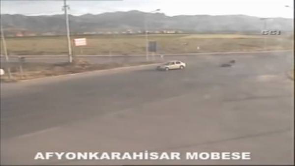 Birbirinden ilginç trafik kazaları MOBESE'de