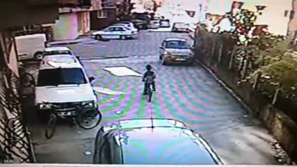 11 yaşında bisikletli hırsız kameraya yakalandı