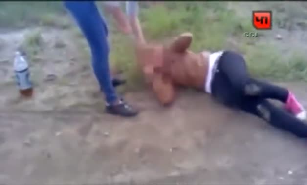 Rusya'da liseli kızlar acımadı