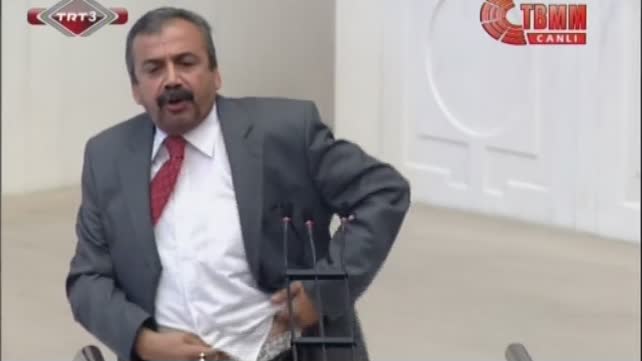 Sırrı Süreyya Önder kürsüde gömleğini çıkardı