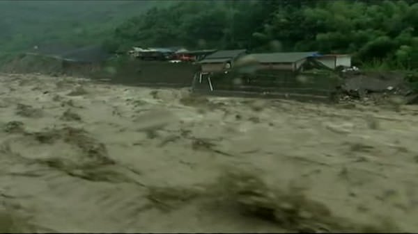 Çin'de sel suları dört katlı üç binayı yıktı