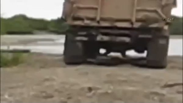 Rusya'da aç ayı kamyona böyle tırmandı