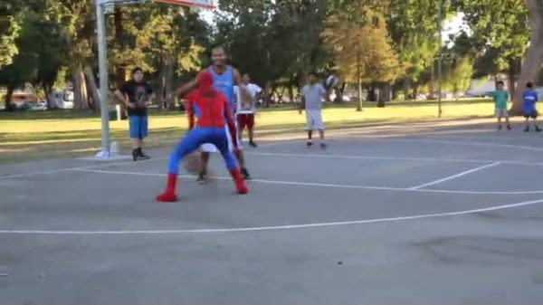 Örümcek Adam’dan basketbol şov