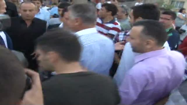 Orhan Gencebay, Tuzla’da sokak iftarına katıldı