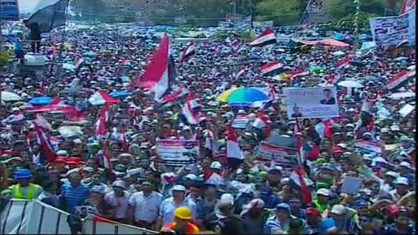 Mısır'da Mursi yandaşları Adeviye Meydanı'nı doldurdu