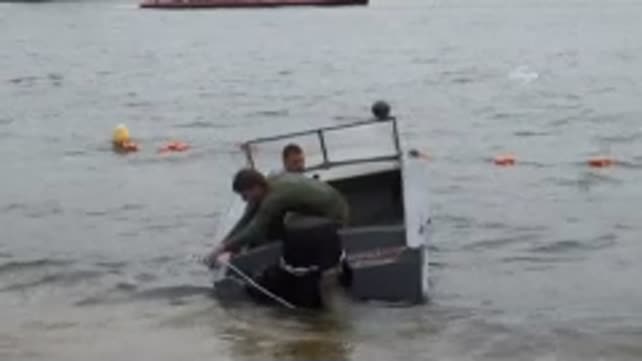 Paraşütçü halkın üzerine düştü