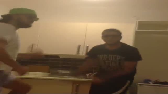 İdo'dan apaçi dansı