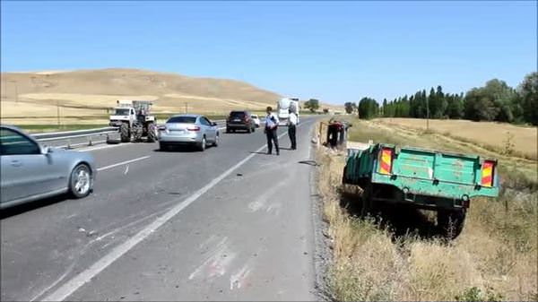 Otomobil, traktöre çarptı: 5 yaralı