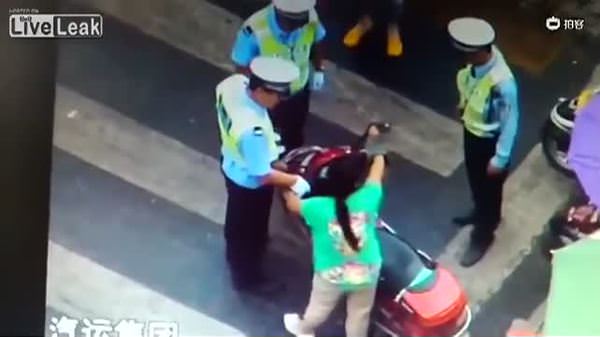 Öfkeli kadın polise saldırdı