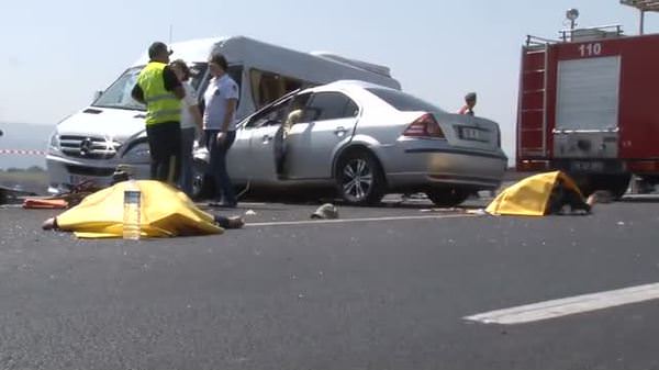 Servis minibüsü otomobille çarpıştı : 4 ölü, 11 yaralı