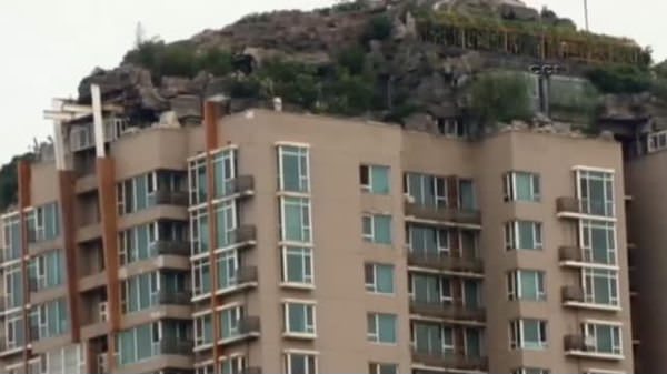26 katlı apartmanının çatı katına dağ görünümlü villa yaptı