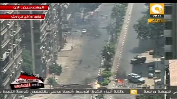 Kahire'de göstericiler polis aracını yaktı