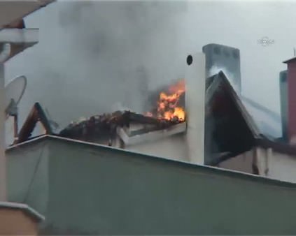 Barbekü ateşi çatı katını kül etti