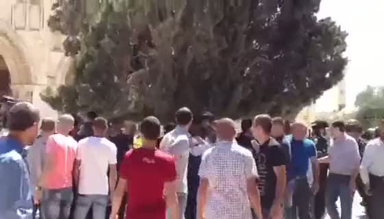 Mescid-i Aksa'ya cuma namazı sonrası baskın