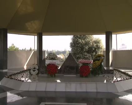 Adnan Menderes mezarı başında anılıyor