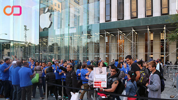 New York Apple mağazası çığlıklarla açıldı!