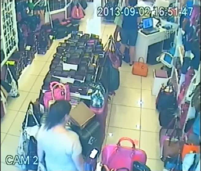 Turist kadının hırsızlık anı kamerada