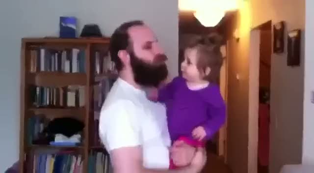 Şoke olan bebeğin videosu tıklanma rekoru kırıyor