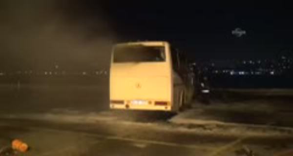 Polislere kızan şahıs otobüsünü yaktı