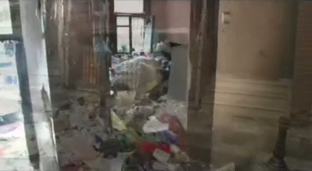 Çöp evden hayvanat bahçesi çıktı