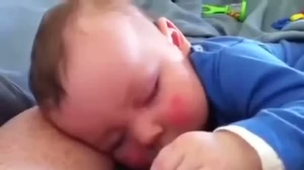Uykusunda gülen bebek