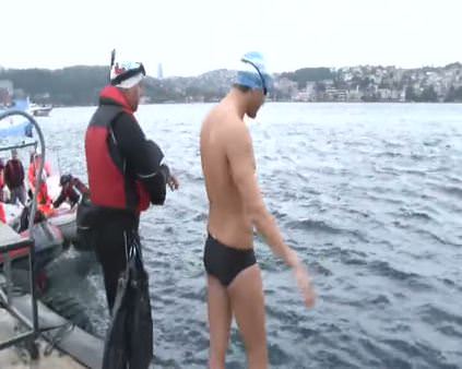 Arjantinli yüzücü Matias Ola, İstanbul Boğazı’nı yüzerek geçti