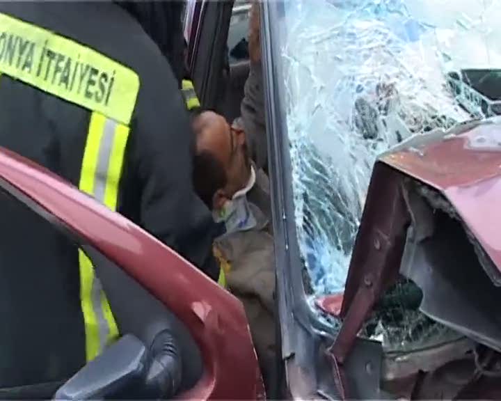Araçta sıkışıp kalan sürücüyü itfaiye kurtardı