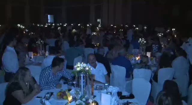 Sibel Can'ın bayram konseri protestoyla başladı