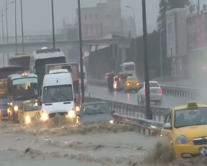 Kartal E-5 Karayolu'nu su bastı