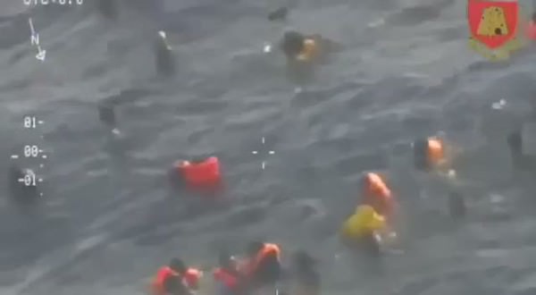 Mülteciler boğulmaktan son anda kurtuldu