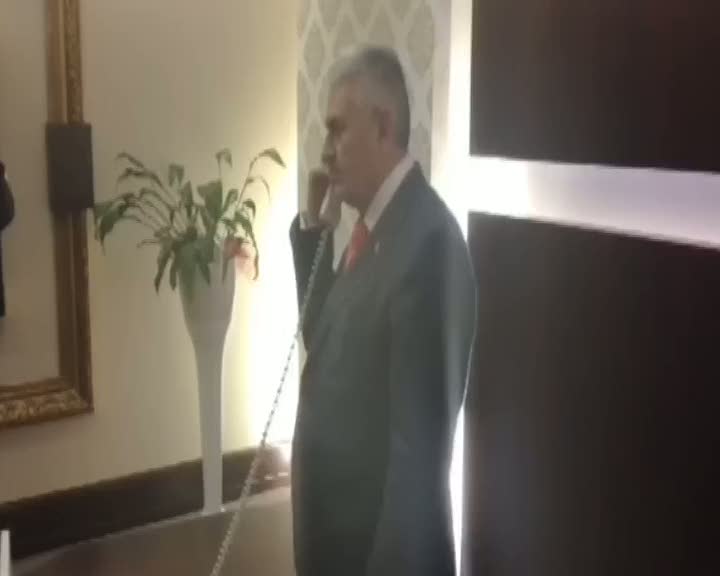 Bakan Yıldırım telefona bakınca