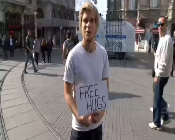 Taksim'de sarılmak bedava