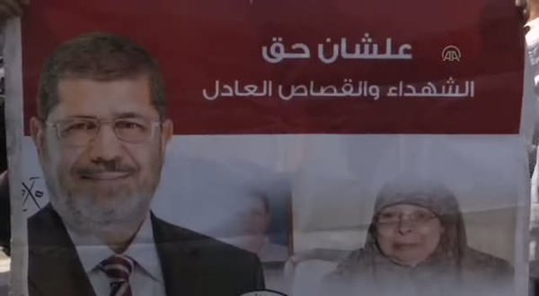 Mahkeme kapısında Mursi'ye destek