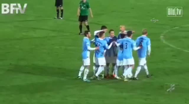 50 metreden kalesine gol attı