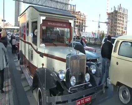 Klasik otomobilciler Boğaz Köprüsü'nde Atatürk'ü andı