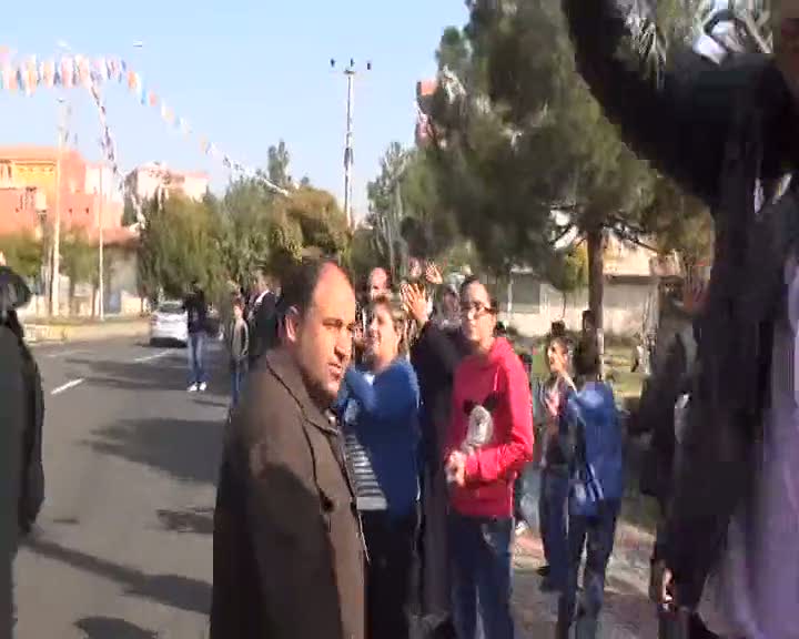 Emine Erdoğan Diyarbakır'da poşu taktı