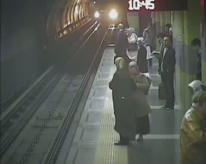 Metro intiharında mucize kurtuluş