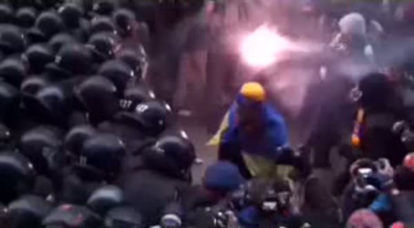 Ukrayna'da eylemciler polise saldrdı