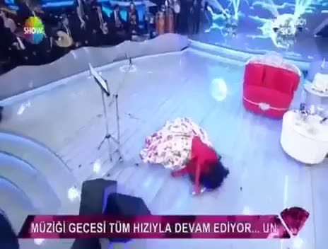 Bülent Ersoy canlı yayında baygınlık geçirdi