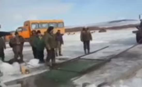 Balıkları buzlu gölden kamyonetle çektiler