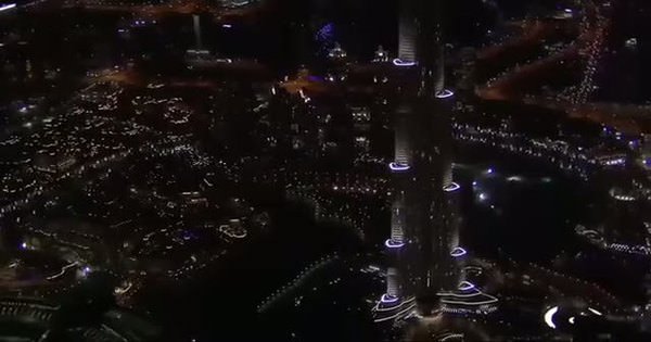 Dubai'de mükemmel havai fişek gösterisi