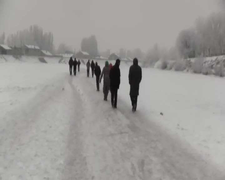 Buz tutan nehirde tehlikeli oyun